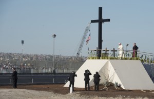 17-fevrier-2016-francois-priant-devant-croix-erigee-frontiere-entre-mexique-etats-unis-amerique-ciudad-juarez-mexique_0_730_470