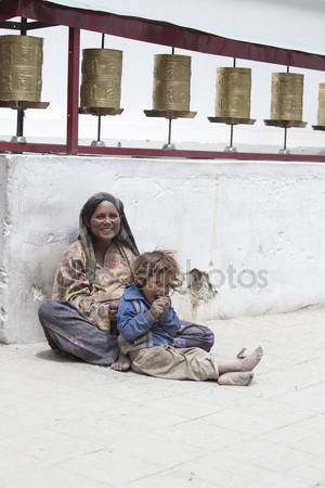 depositphotos_82709242-stock-photo-indian-poor-woman-with-children
