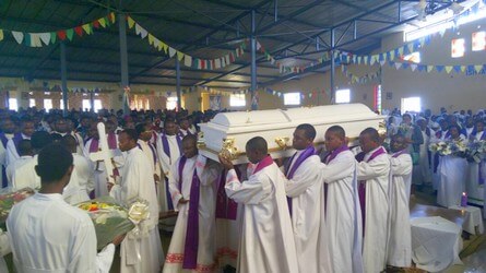 Cyangugu:Padiri Kabera Alphonse bamusezeyeho ari&nbsp;imbaga